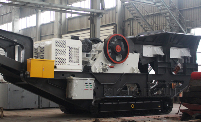 Crawler type mobile jaw crusher