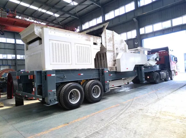 Mobile impact crushing and screening sta