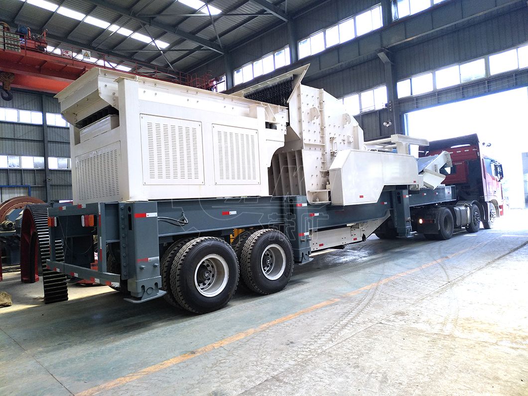 Mobile impact crushing and screening station Mobile impact crushing and screening station