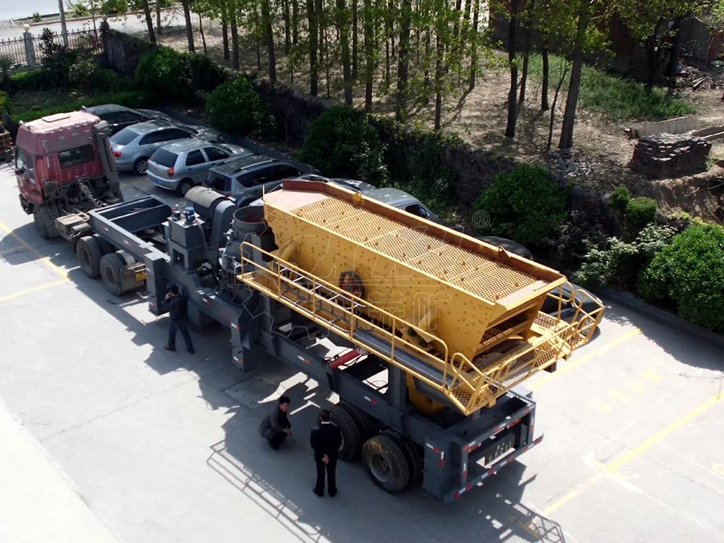 Wheel type cone mobile crushing station