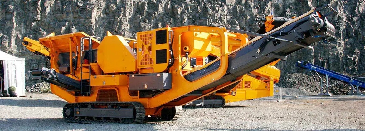 Crawler type crushing and screening machine