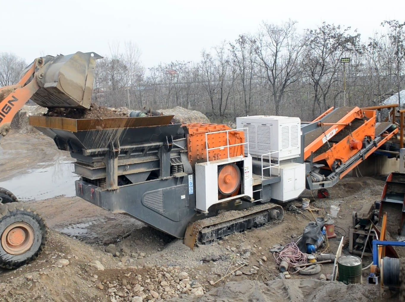 Crawler type crushing and screening machine