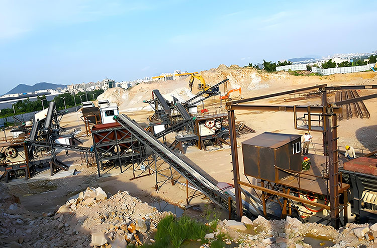 Mobile crushing station with an annual o